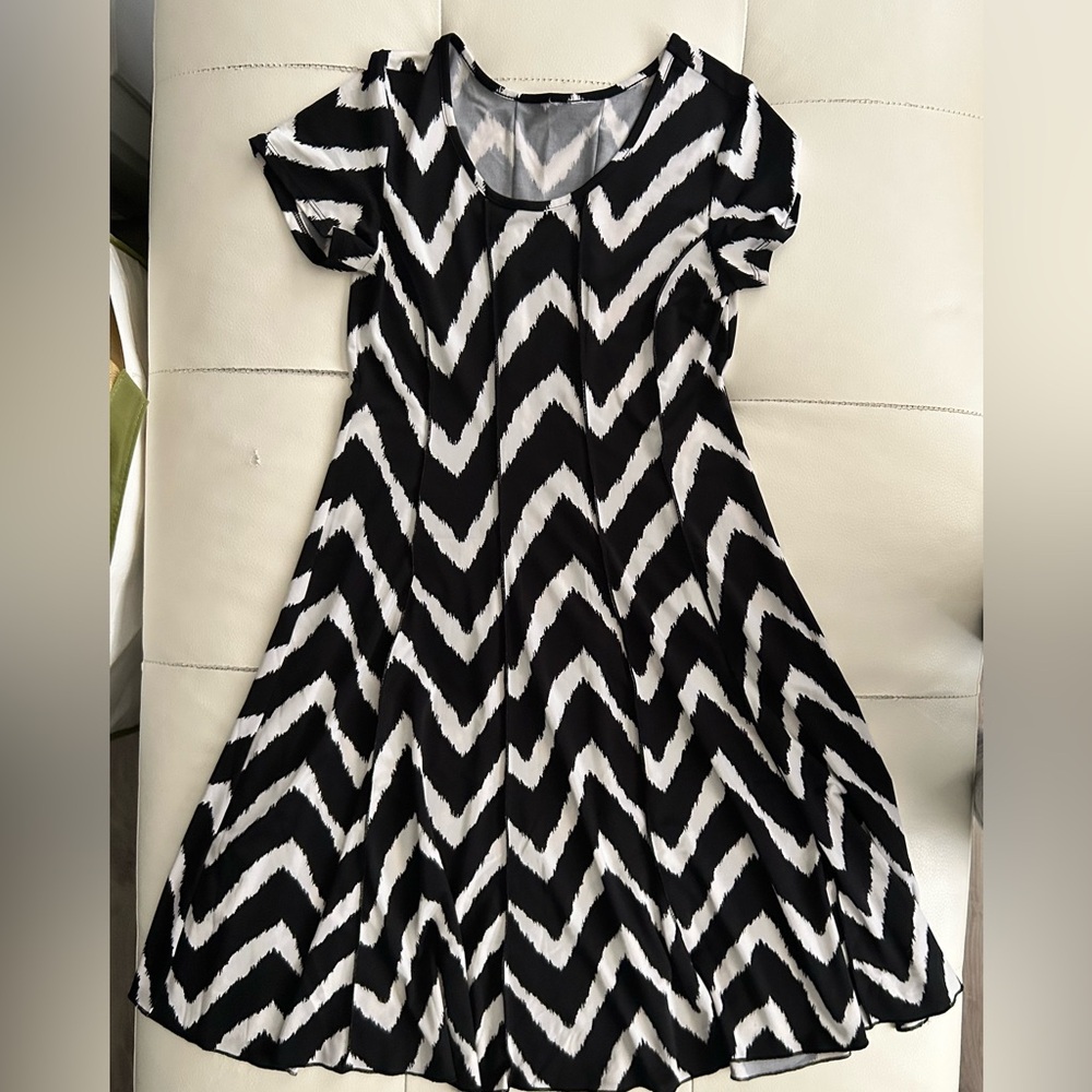 Stylish Black and White Zigzag Dress